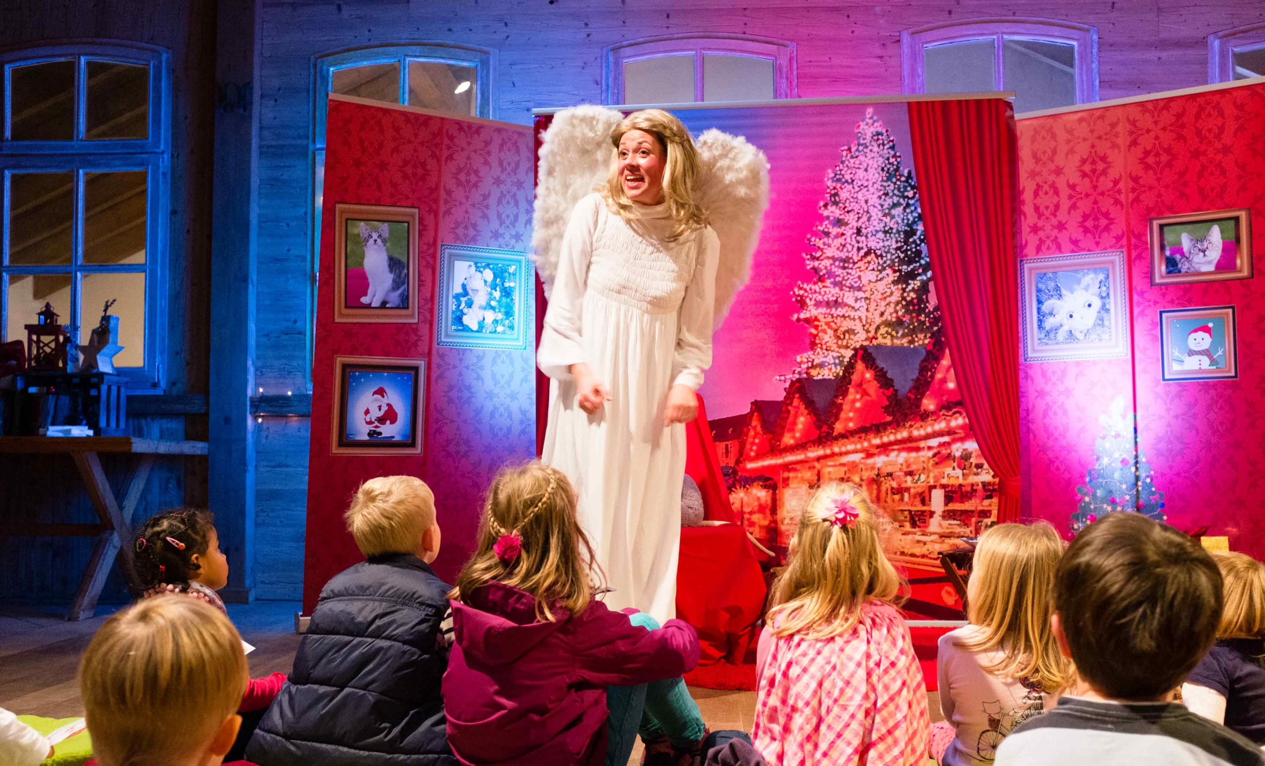 Engel Marie aus dem Theaterstück Warten auf das Christkind spricht mit Kindern