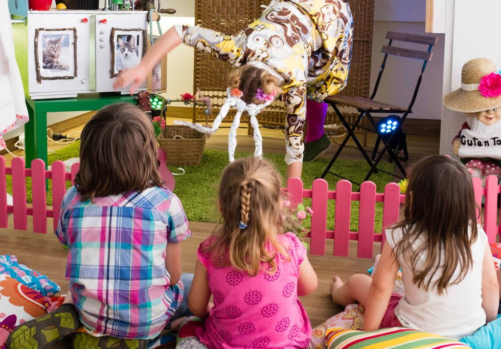 Dr. Wanda Kuriosa aus dem Theaterstück Die Wunschmaschine macht Handstand