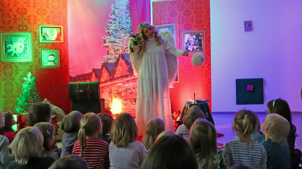 Engel Marie mit Ratte Ramon und dem Zauberflöckchen in "Warten auf das Christkind"