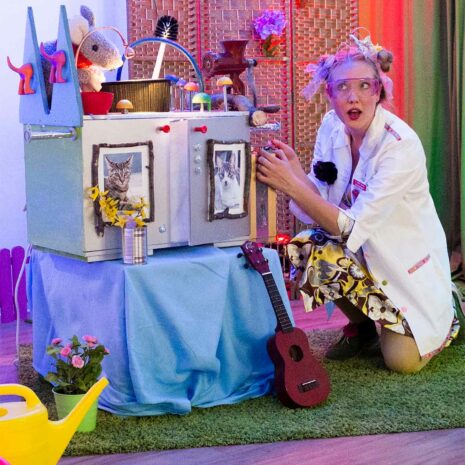 Jana Marie Backhaus als Dr. Wanda Kuriosa im Kindertheaterstück "Die Wunschmaschine"